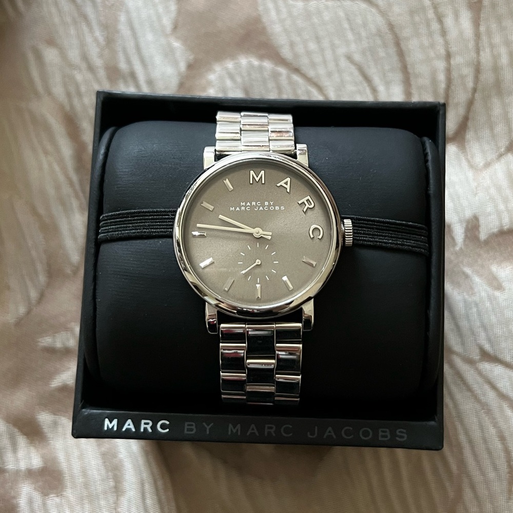 MARC JACOBS SILVER WATCH